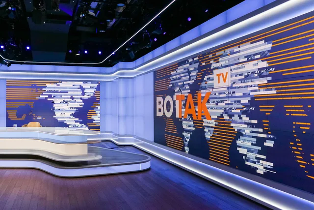 Общий вид новостной студии телеканал «Вот Так». Video marketing agency compliance checks for UK campaigns